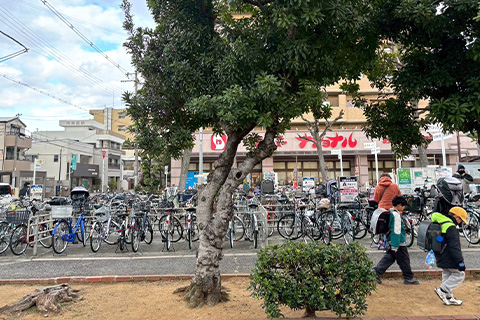 改札を出ると正面にスーパーナショナルがあります。