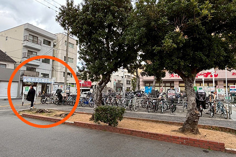 左を向いてもらうと青い看板にあおぞら整骨院が見えますので30秒ほど歩いて到着です。