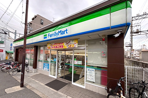 改札を出ると正面にファミリーマートがあります。