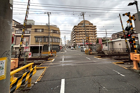 右に踏切がありますので渡ります。